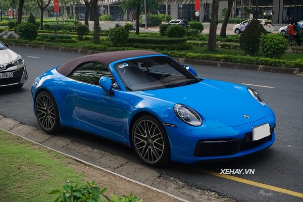 Số lượng của Porsche 911 thế hệ mới (992) tại Việt Nam khá nhiều, với nhiều phiên bản và đa dạng về màu sắc, từ đỏ, trắng, đen cho đến tông xám, xanh lá và xanh dương lạ mắt như chiếc 911 Carrera Cabriolet trong bài.