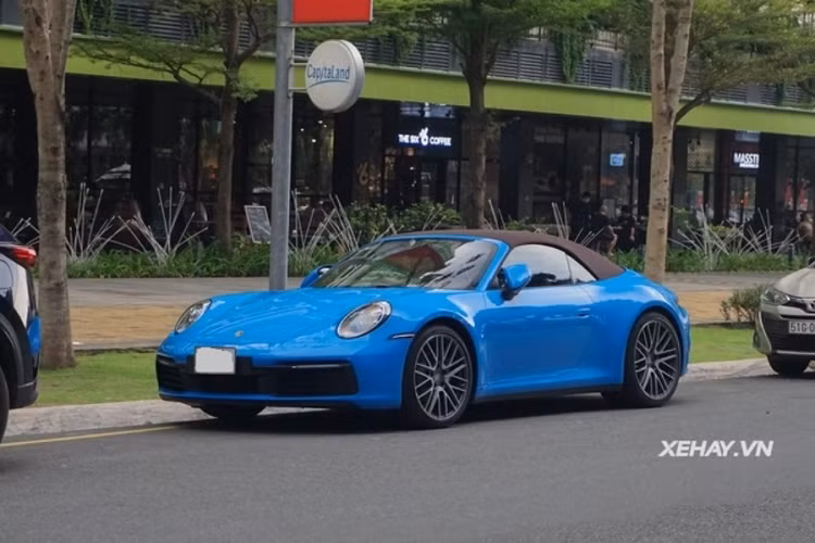 911 Carrera Cabriolet đời mới được trang bị phần mui mềm đóng/mở linh hoạt. Ở phía sau, Porsche Cabriolet có cánh lướt gió tự động cỡ lớn, đèn hậu cực kỳ mỏng và kéo dài trên toàn bộ chiều rộng của đuôi xe. Cản sau cũng được thiết kế mới, tích hợp hốc biển số hình thang to bản và cặp ống xả lớn nằm gần trung tâm hơn.