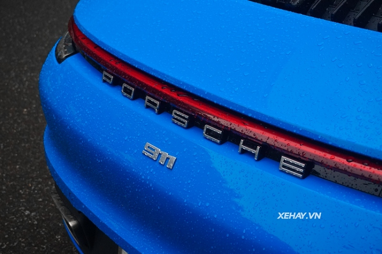 Về truyền động, Porsche 911 Carrera Cabriolet 992 sử dụng động cơ 3.0L tăng áp kép 6 xi-lanh thẳng hàng, cho công suất 385 mã lực và mô-men xoắn cực đại 450 Nm.