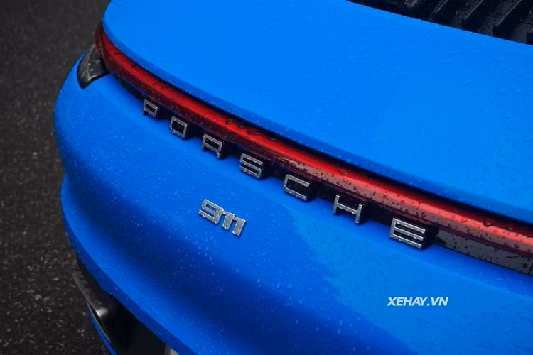 Về truyền động, Porsche 911 Carrera Cabriolet 992 sử dụng động cơ 3.0L tăng áp kép 6 xi-lanh thẳng hàng, cho công suất 385 mã lực và mô-men xoắn cực đại 450 Nm.