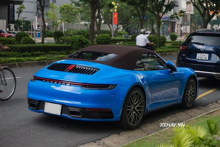 Kết hợp với hộp số tự động 8 cấp ly hợp kép và gói Sport Chrono tùy chọn, xe có thể tăng tốc từ 0 - 100 km/h chỉ trong 4,4 giây, trước khi đạt tốc độ tối đa 291 km/h. Mức giá xe Porsche 911 Carrera S Cabriolet chính hãng tại Việt Nam khoảng 8,5 tỷ đồng.