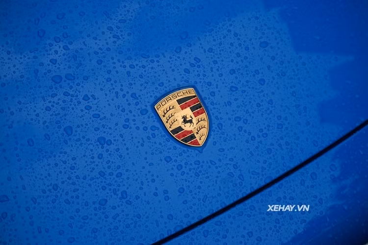 Nội thất xe đặc trưng với các đường thẳng tắp cùng cụm đồng hồ nhỏ gọn. Tương tự phiên bản 911 nguyên bản, bảng điều khiển mới bao phủ toàn bộ chiều rộng ở giữa 2 ốp hông xe. Bên cạnh đồng hồ vòng tua được đặt ở vị trí trung tâm, hai màn hình không viền, mỏng cung cấp thông tin cho người lái...