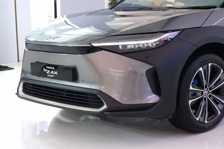 Toyota bZ4X hoàn toàn mới là mẫu crossover chạy điện 5 chỗ ngồi với các cấu hình dẫn động cầu trước và dẫn động 4 bánh AWD. Với cầu hình cầu trước FWD, chiếc xe có một động cơ công suất 201 mã lực, trong khi cấu hình AWD có hai động cơ 107 mã lực cho tổng công suất kết hợp 215 mã lực.