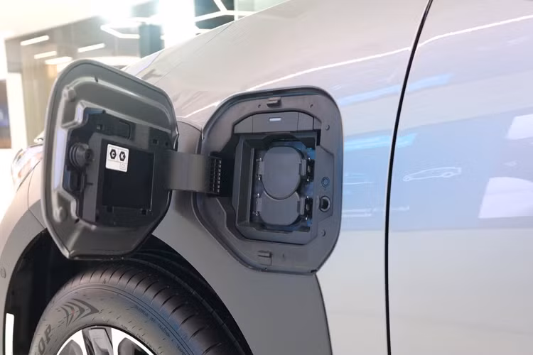 Trong khi đó, màn hình thông tin giải trí được dựng lên với nhiều nút điều khiển nhỏ. Bên dưới là núm điều khiển, các chế độ lái và một bảng cảm ứng (touchpad) phát ánh sáng xanh. Mẫu xe bZ4X cũng dự kiến sẽ có mặt tại một số quốc gia khác trong khu vực Đông Nam Á.