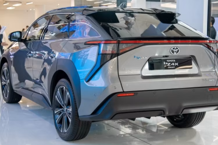 Tại Thái, mẫu xe SUV Toyota bZ4X 2023 được phát triển trên nền tảng e-TNGA và thiết kế tay lái nghịch (bên phải). Xe dự kiến sẽ mở bán rộng rãi vào cuối năm nay với giá bán vào khoảng dưới 2 triệu baht (khoảng 1,3 tỷ đồng). Toyota sẽ được bán dưới dạng nhập khẩu nguyên chiếc. Tuy nhiên, nhiều kỳ vọng cho rằng hãng xe Nhật sẽ sớm mở các dây chuyền sản xuất xe điện, trong đó có bZ4X, tại Thái Lan.