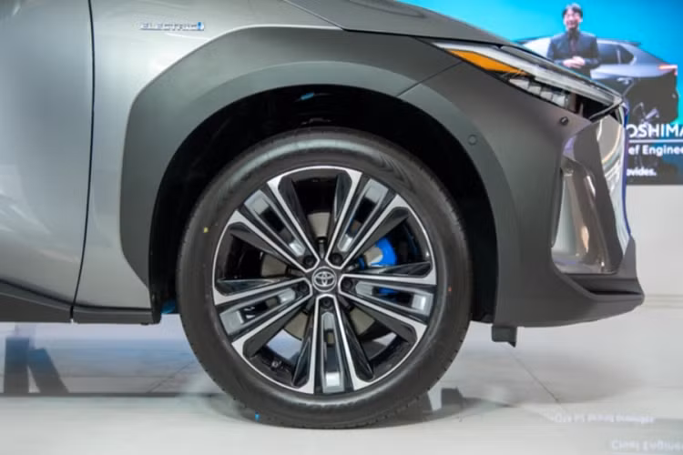 Cả hai phiên bản đều có pin 71,4 kWh giống hệt nhau, hỗ trợ sạc AC lên đến 6,6 kW và sạc DC lên đến 150 kW. Các con số về hiệu suất bao gồm thời gian tăng tốc 0-100 km/h là 8,4 giây đối với FWD và 7,7 giây đối với AWD.