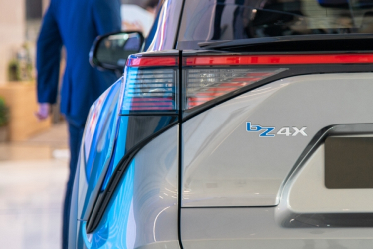 Toyota bZ4X có nhiều chi tiết điêu khắc phức tạp, giúp tăng độ nhận diện. Trong đó bao gồm phần xẻ rãnh kéo dài từ hốc đèn sương mù lên đường vai và một đường rãnh tương tự ở đuôi xe và chắn bùn sau. Cột C có đường gờ dốc tạo hình sắc cạnh khi quan sát chiếc xe cắt ngang từ bên hông. Nóc xe kết hợp với cánh gió tạo hiệu ứng nối dài từ đầu ra sau.