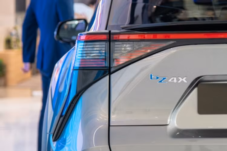 Toyota bZ4X có nhiều chi tiết điêu khắc phức tạp, giúp tăng độ nhận diện. Trong đó bao gồm phần xẻ rãnh kéo dài từ hốc đèn sương mù lên đường vai và một đường rãnh tương tự ở đuôi xe và chắn bùn sau. Cột C có đường gờ dốc tạo hình sắc cạnh khi quan sát chiếc xe cắt ngang từ bên hông. Nóc xe kết hợp với cánh gió tạo hiệu ứng nối dài từ đầu ra sau.