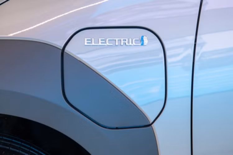 Sau xe bZ4X sở hữu dải đèn hậu thời trang, kéo dài hết phần đuôi. Các dải đèn LED xếp chồng theo chiều ngang tạo ra nét "tương lai". Dàn mâm lại khá đơn gản với họa tiết hoa mai 5 cánh cách điệu. Bên trong cabin gây chú ý với 2 màn hình lớn. Một màn hình đồng hồ kỹ thuật số sau vô lăng và 1 màn hình thông tin giải trí cỡ lớn đặt ngang giữa xe. Màn hình cụm đồng hồ được đặt trong hốc mở, tạo cảm giác như xe đua.