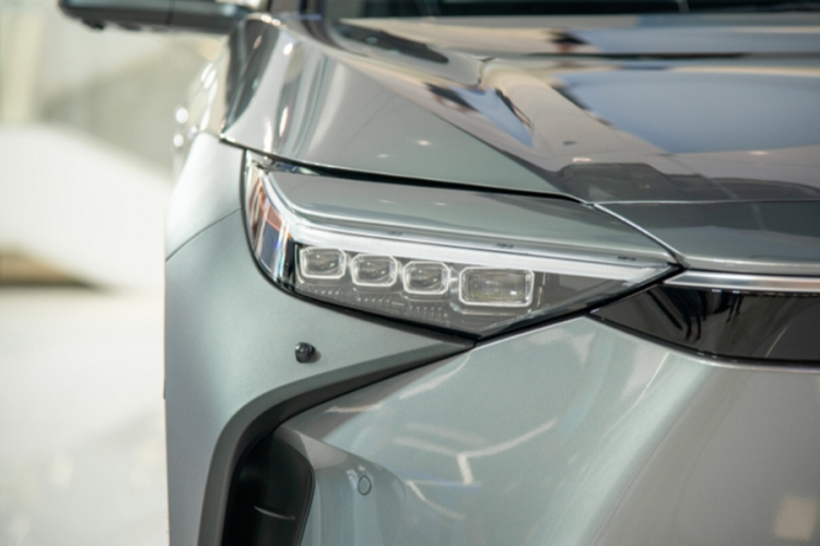 Về ngoại hình, có thể thấy Toyota bZ4X thiết kế khá hiện đại và hầm hố. Thân xe cơ bắp và nhiều góc cạnh, khác hẳn kiểu thiết kế trung tính thường thấy của hãng xe Nhật. Đầu xe lẽ ra không có lưới tản nhiệt vì là xe điện. Tuy nhiên, bZ4X concept lại có 1 khe tảng nhiệt nhỏ hình lục giác mỏng. Đây có thể chỉ là chi tiết trang trí, giúp tăng độ sâu cho thiết kế và làm nổi bật cụm đèn pha và đèn chạy ban ngày LED ở đầu xe.