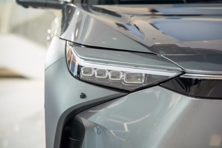 Về ngoại hình, có thể thấy Toyota bZ4X thiết kế khá hiện đại và hầm hố. Thân xe cơ bắp và nhiều góc cạnh, khác hẳn kiểu thiết kế trung tính thường thấy của hãng xe Nhật. Đầu xe lẽ ra không có lưới tản nhiệt vì là xe điện. Tuy nhiên, bZ4X concept lại có 1 khe tảng nhiệt nhỏ hình lục giác mỏng. Đây có thể chỉ là chi tiết trang trí, giúp tăng độ sâu cho thiết kế và làm nổi bật cụm đèn pha và đèn chạy ban ngày LED ở đầu xe.