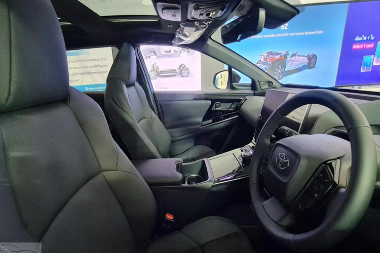 Toyota đang chuẩn bị đẩy mạnh hoạt động điện khí hóa tại quốc gia này. Đại diện Toyota từng chia sẻ: “Chúng tôi cũng sẽ nghiên cứu nội địa hóa hơn nữa trong nỗ lực biến Thái Lan trở thành trung tâm sản xuất chính cho nhiều loại xe điện. Sáng kiến này phù hợp với định hướng của chính phủ Thái Lan đối với điện khí hóa, nền kinh tế BCG và các mục tiêu loại bỏ khí thải carbon”.