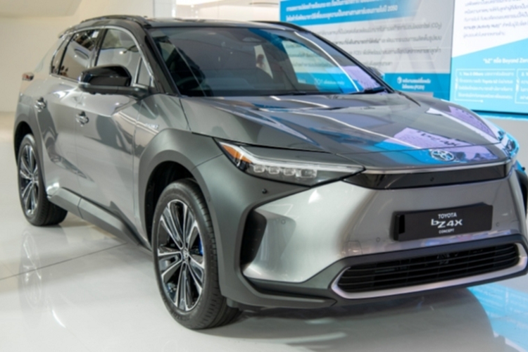 Không thể phủ nhận rằng hiện nay, xe Toyota bZ4X 2023 chạy điện đang rất được chú ý trên toàn thế giới với mức độ phổ biến đang tăng lên không ngừng. Ở khu vực Đông Nam Á, Thái Lan với nhiều chính sách ưu đãi lối sống xanh chính là thị trường béo bở được nhiều dòng xe điện nhắm đến. Tân binh mới nhất ở thị trường này chính là Toyota với chiếc xe chạy điện 100% đầu tiên bZ4X.