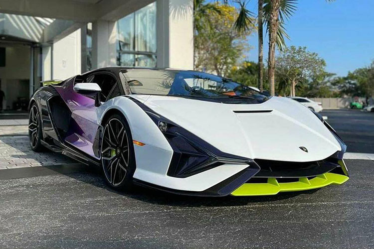 Siêu xe Lamborghini Sian chỉ phục vụ mục đích sưu tầm và đúng như Phan Thành nói, đã là xe trưng bày mua về để làm gì. Nhưng cũng có không ít đại gia Việt rất thích mua siêu xe về trưng bày, không chạy ngoài đường nên nếu thích, Lamborghini Sian cũng là món lạ trong garage xe của mình.