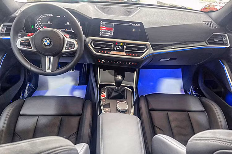 Bên trong khoang lái xe sedan hiệu suất cao BMW M3 G80 có trang bị bảng đồng hồ kỹ thuật số với màn hình 12,3 inch, ngoài ra là hệ thống thông tin giải trí được kết nối qua màn hình 10,25 inch có hỗ trợ Apple CarPlay, Android Auto và bản đồ BMW Maps dựa trên công nghệ điện toán đám mây.