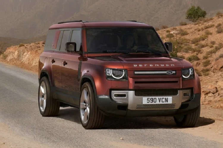  Land Rover Defender 130 địa hình nổi tiếng sẽ được bán với 5 phiên bản, cùng giá bán khởi điểm từ 5,77 - 7,63 tỷ đồng. Land Rover Defender 130 là biến thể mới nhất của dòng xe chinh phục đa địa hình của hãng xe Anh Quốc. Biến thể này có đến 8 chỗ ngồi với thiết kế 3 hàng ghế rộng rãi, mang đến trải nghiệm dành cho nhiều hành khách hơn, nhưng vẫn duy trì sự bền bỉ, cứng cáp đặc trưng.