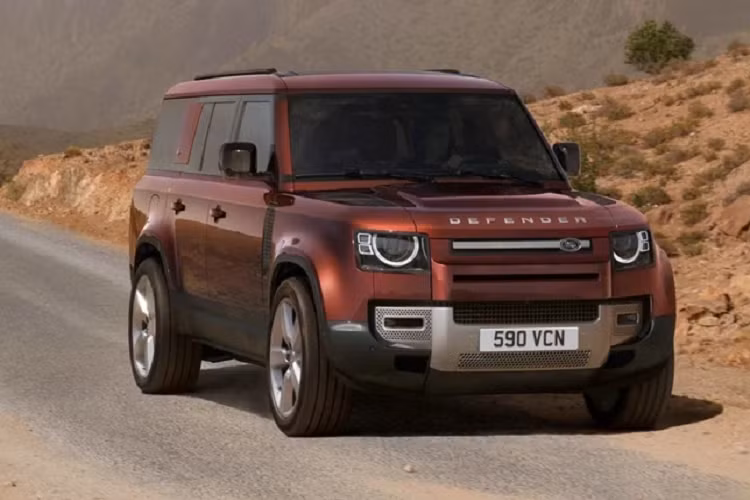  Land Rover Defender 130 địa hình nổi tiếng sẽ được bán với 5 phiên bản, cùng giá bán khởi điểm từ 5,77 - 7,63 tỷ đồng. Land Rover Defender 130 là biến thể mới nhất của dòng xe chinh phục đa địa hình của hãng xe Anh Quốc. Biến thể này có đến 8 chỗ ngồi với thiết kế 3 hàng ghế rộng rãi, mang đến trải nghiệm dành cho nhiều hành khách hơn, nhưng vẫn duy trì sự bền bỉ, cứng cáp đặc trưng.