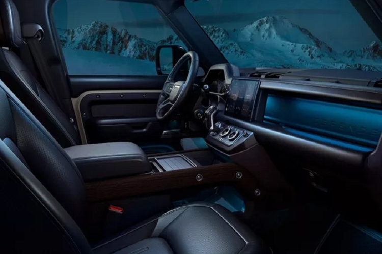 Không gian nội thất của Land Rover Defender 130 cũng sẽ có thiết kế những điểm nhấn riêng, tạo nên sự khác biệt so với hai phiên bản 90 và 110 ra mắt trước đây. Hãng xe Anh Quốc mong muốn mang đến sự cân bằng giữa tiện nghi cùng với sự bền bỉ và khả năng vận hành mạnh mẽ đặc trưng.