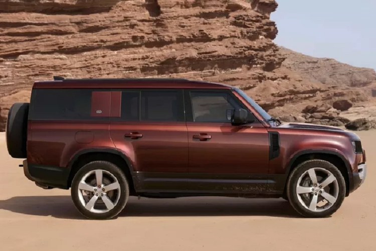 Hệ thống treo khí nén cũng là trang bị tiêu chuẩn cùng Tính năng Làm sạch Không Khí Nâng cao, tính hợp công nghệ nanoe X, giảm thiểu chất gây dị ứng, mềm bệnh, mùi hôi và vi-rút. Ngoài ra, hệ thống điều hòa còn trang bị Tính năng Quản lý CO2 và Lọc Bụi mịn PM2.5. Trong khi đó, trung tâm thông tin giải trí trên Defender 130 sẽ là cụm màn hình cảm ứng Pivi Pro 11,4 inch.