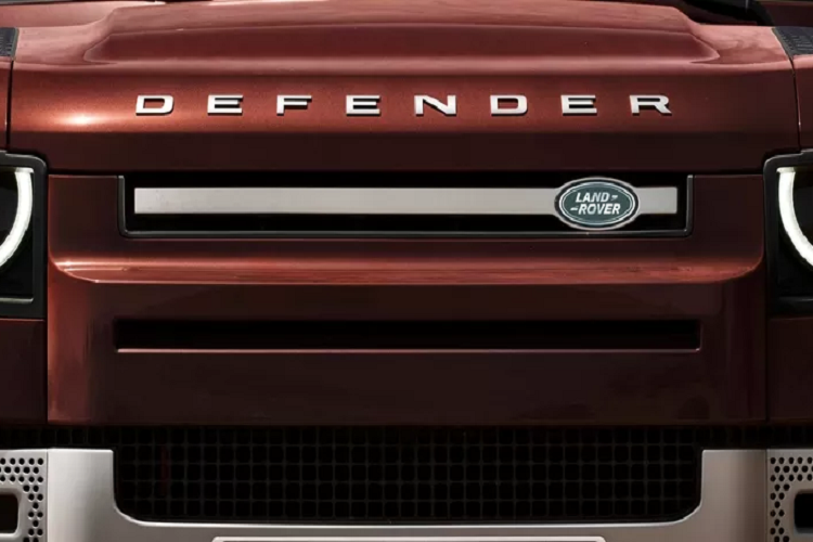 Tại thị trường Việt Nam, Land Rover Defender 130 sẽ có 2 phiên bản động cơ Ingenium 6 xy-lanh lai điện nhẹ P300 và P400. Động cơ P300 sẽ có công suất tối đa 300 ps (295 hp) tại 4.800 - 6.600 vòng/phút, mô-men xoắn cực đại 470 Nm tại 1.500 - 4.250 vòng/phút. Động cơ này cho khả năng tăng tốc từ 0-100 km/h trong vòng 8,0 giây.