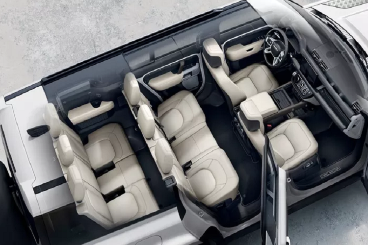 So với Defender 90 và 110, biến thể SUV Land Rover Defender 130 về Việt Nam sẽ có chiều dài lớn nhất trong danh mục, nhỉnh hơn đến 340 mm, giúp có thêm không gian cho ba hàng ghế cỡ lớn, bố trí theo cấu hình 2+3+3. Chủ nhân của Defender 130 cũng có bảng màu ngoại thất riêng với tùy chọn màu độc quyền Đỏ Sedona.