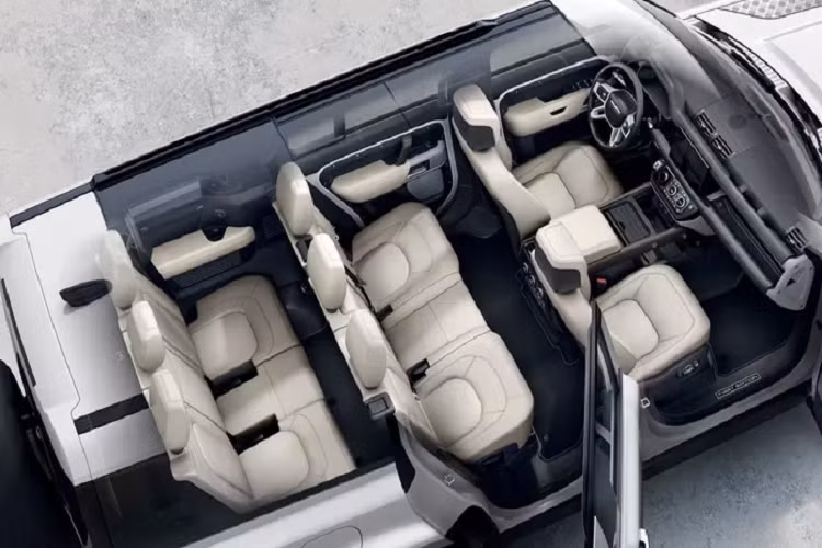 So với Defender 90 và 110, biến thể SUV Land Rover Defender 130 về Việt Nam sẽ có chiều dài lớn nhất trong danh mục, nhỉnh hơn đến 340 mm, giúp có thêm không gian cho ba hàng ghế cỡ lớn, bố trí theo cấu hình 2+3+3. Chủ nhân của Defender 130 cũng có bảng màu ngoại thất riêng với tùy chọn màu độc quyền Đỏ Sedona.