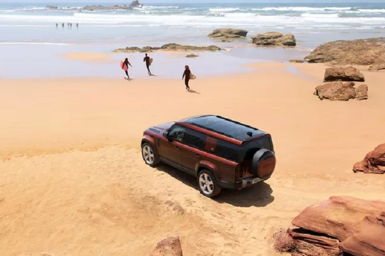 Giá xe Land Rover Defender 130 2022 được niêm yết như sau: Defender 130 SE P300: 5.779 tỷ đồng, Defender 130 SE P400: 6,259 tỷ đồng, Defender 130 HSE P400: 6,529 tỷ đồng, Defender 130 First Edition P400: 6,939 tỷ đồng, Defender 130 X P400: 7,639 tỷ đồng.