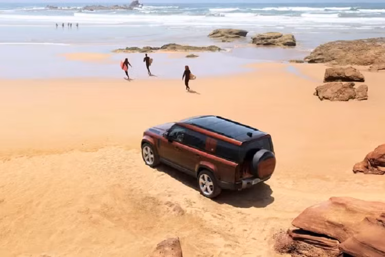 Giá xe Land Rover Defender 130 2022 được niêm yết như sau: Defender 130 SE P300: 5.779 tỷ đồng, Defender 130 SE P400: 6,259 tỷ đồng, Defender 130 HSE P400: 6,529 tỷ đồng, Defender 130 First Edition P400: 6,939 tỷ đồng, Defender 130 X P400: 7,639 tỷ đồng.