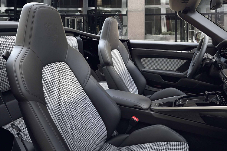 Thương hiệu Porsche đã cung cấp tùy chọn này cho 911 như một phần của gói nội thất Heritage Design Leather Interior Package.