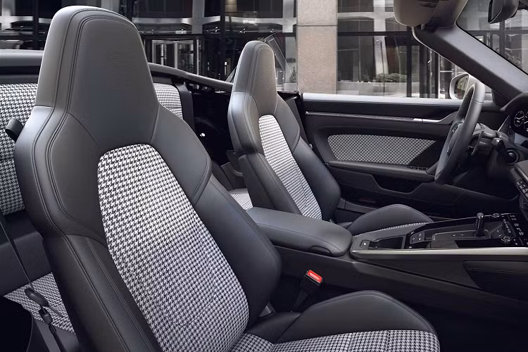 Thương hiệu Porsche đã cung cấp tùy chọn này cho 911 như một phần của gói nội thất Heritage Design Leather Interior Package.