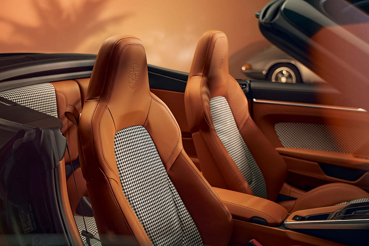 Người mua có thể chọn một trong bốn màu, mỗi màu cộng thêm 11.560 USD vào giá khởi điểm của 911 (Không tính ghế chỉnh điện 18 hướng giá 1.150 USD hoặc da bảng điều khiển mở rộng có giá 1.540 USD.