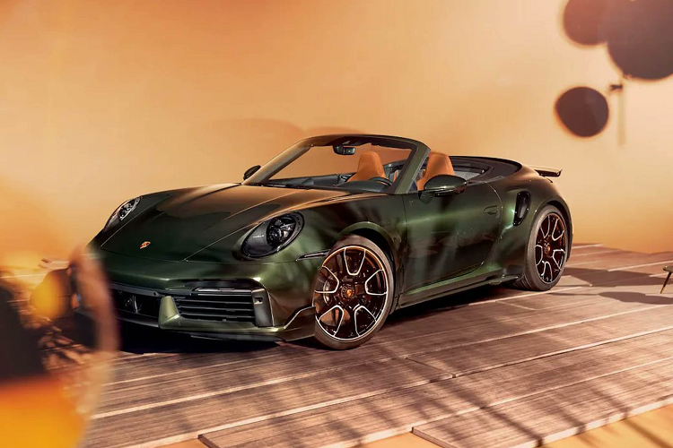 Hãng xe Đức cũng gây bất ngờ khi cho ra mắt bộ tùy chọn trang trí nội thất cổ điển cho Porsche 911 nhằm đem đến cho xe dáng vẻ hoài cổ bằng vải Pepita cùng các họa tiết ấn tượng như bộ họa tiết houndstooth.