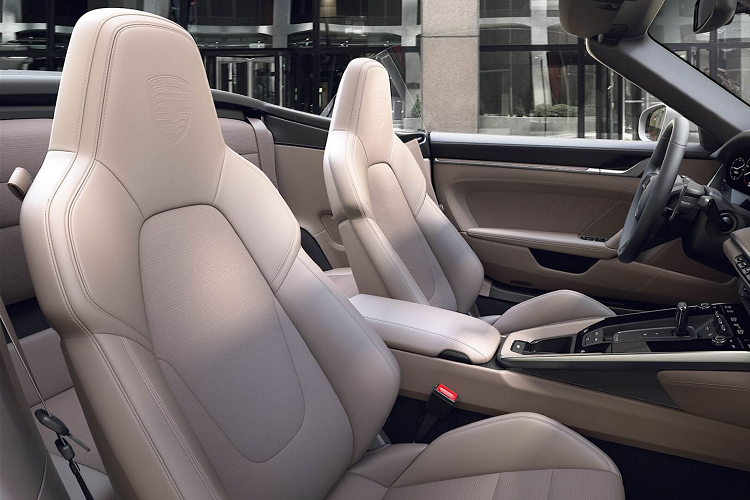 Mẫu xe có tùy chọn khoang nội thất được trang trí với họa tiết Houndstooth được nhiều người dùng ưa chuộng với thiết kế hoài cổ, thường được sử dụng trên những mẫu Porsche 911 cổ điển.