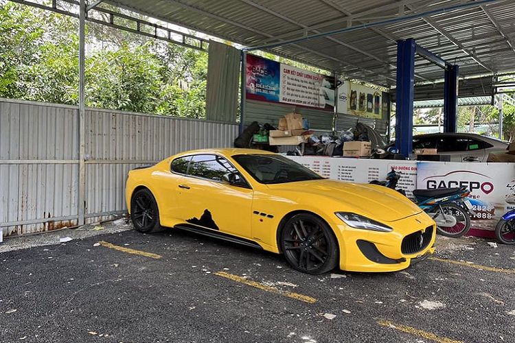 Mới đây, trên mạng xã hội bất ngờ xuất hiện bài đăng phát mại Maserati GranTurismo thu nợ, thu hút rất nhiều sự chú ý của nhiều người. Theo thông tin từ bài viết, hiện chiếc xe thể thao này đang ở Sài Gòn thuộc đời 2017 và có mức giá khởi điểm là 5,5 tỷ đồng. Việc một siêu phẩm như Maserati GranTurismo cũng bị ngân hàng "siết nợ" khiến không ít người bày tỏ sự bất ngờ dưới phần bình luận.