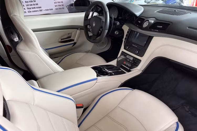 Khoang nội thất của Maserati GranTurismo MC Sport Line là sự kết hợp giữa các vật liệu cao cấp như Alcantara và sợi carbon. Ghế ngồi thể thao bọc da trắng với chỉ khâu thủ công màu xanh tương phản. Trần xe bọc da lộn. Vô-lăng ba chấu thể thao kích thước lớn bọc Alcantara tích hợp lẫy chuyển số nằm ở phía sau... .