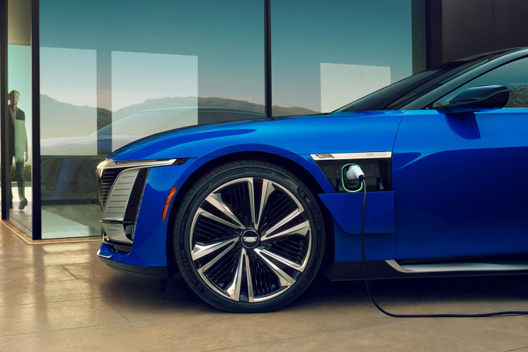 Là mẫu xe siêu sang hướng tới trải nghiệm đỉnh cao nên Celestiq cũng được trang bị hệ thống treo khí nén thích ứng, hệ thống đánh lái bánh sau, cơ chế trợ lực lái điện thông minh, hệ thống tự lái Ultra Cruise... nhằm tạo nên cảm giác êm ái nhất cho người sử dụng. 