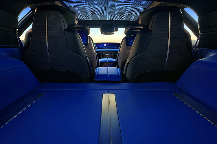 Trong khi đó riêng khu vực hàng ghế sau cũng sở hữu 3 màn hình, gồm 1 màn hình 8 inch đặt chính giữa để điều khiển các chức năng và 2 màn hình 12,6 dành cho mỗi hành khách ở 2 bên. Các tiện ích nổi bật khác gồm điều hòa tự động 4 vùng, dàn âm thanh AKG 38 loa, ghế tích hợp sưởi/làm mát, hệ thống đèn nền trang trí với 450 bóng LED...