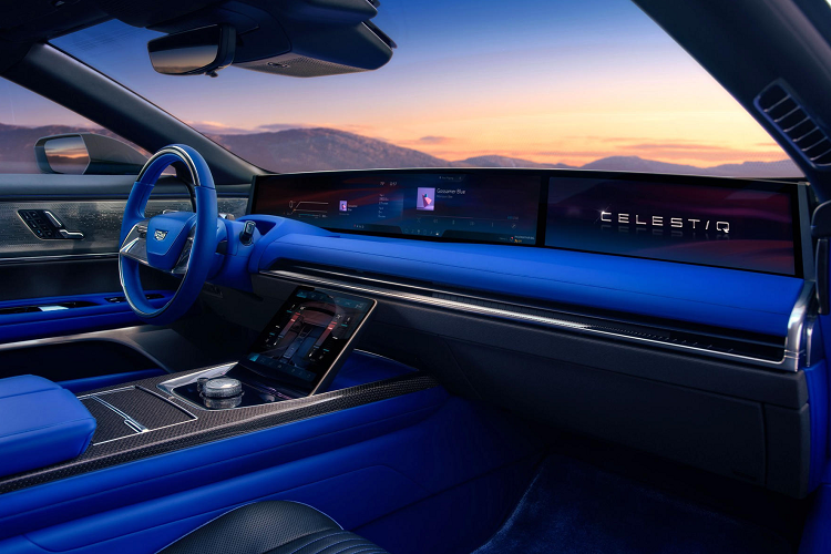 Bên cạnh sự táo bạo trong thiết kế, Cadillac Celestiq còn là mẫu xe tràn ngập công nghệ tân tiến. Ở đầu xe là hệ thống đèn pha kỹ thuật số Digital Micromirror Device với 1,3 triệu điểm ảnh ở mỗi bên