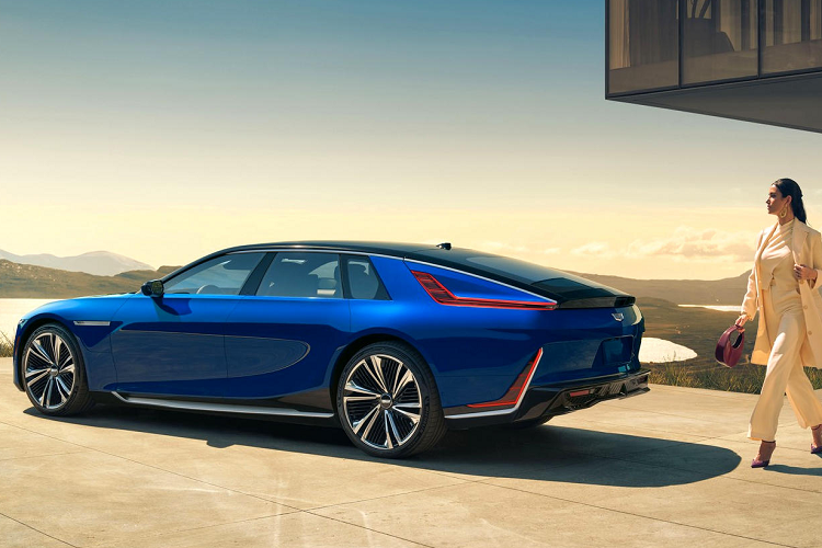 Tuy cũng là sedan để đem lại trải nghiệm sang trọng tốt nhất cho hành khách, nhưng Cadillac Celestiq 2023 chạy điện không thiết kế phần đuôi kiểu notch như Bentley Flying Spur hay Rolls Royce Ghost, mà áp dụng phong cách fastback thể thao. Chi tiết này tạo nên nét độc đáo cho mẫu xe Cadillac và phần nào gợi nhớ đến những chiếc xe của thương hiệu này trong quá khứ hàng chục năm về trước.