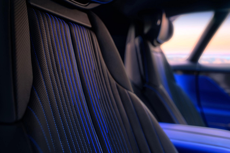 Nội thất của Celestiq đi theo phong cách tối giản chứ không cầu kỳ xa hoa như các đối thủ Rolls-Royce hay Bentley. Công nghệ cũng là điểm nhấn được thể hiện thông qua dải màn hình 55 inch kéo dài xuyên suốt bề rộng của khoang cabin, vừa thay thế cho bảng đồng hồ truyền thống, vừa làm màn hình trung tâm táp-lô và hiển thị thêm thông tin cho người ngồi ở ghế phụ. Một màn hình khác có kích thước 11 inch được đặt ở đầu phần yên ngựa, cạnh núm điều khiển.