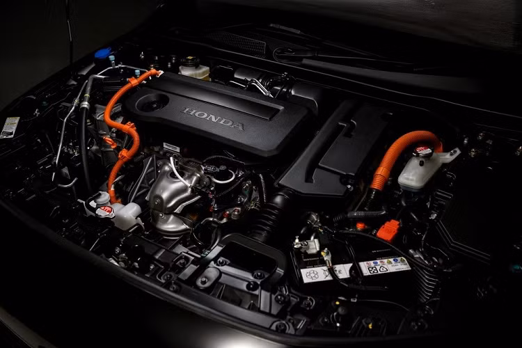 Tại thị trường Thái Lan, mẫu xe sedan Honda Civic e:HEV 2022 được chia thành 2 bản trang bị là EL+ và RS. Hiện giá xe Honda Civic 2022 phiên bản hybrid tại Thái Lan vẫn chưa được công bố. Ước tính, bản EL+ sẽ có giá chưa đến 1,15 triệu Baht (782 triệu đồng) trong khi con số tương ứng của bản RS là 1,27 triệu Baht (863 triệu đồng).