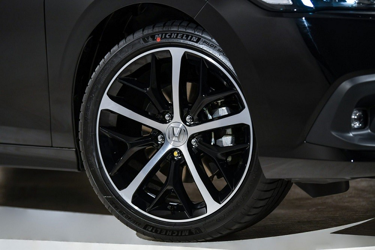 Ngay cả lượng xăng tiêu thụ của Honda Civic e:HEV 2022 cũng chưa được hé lộ. Tuy nhiên, mẫu xe này hứa hẹn sẽ tiết kiệm xăng hơn phiên bản dùng động cơ xăng tăng áp 1.5L của Honda Civic 2022. Ngoài hệ truyền động hybrid mới, Honda Civic e:HEV 2022 tại Thái Lan sở hữu thiết kế ngoại thất không khác nhiều so với phiên bản dùng động cơ xăng tăng áp 1.5L. Xe có một số đặc điểm nhận dạng như logo hình chữ "H" màu xanh dương, logo "e:HEV" trên nắp cốp sau và 1 ống xả nằm bên phải.