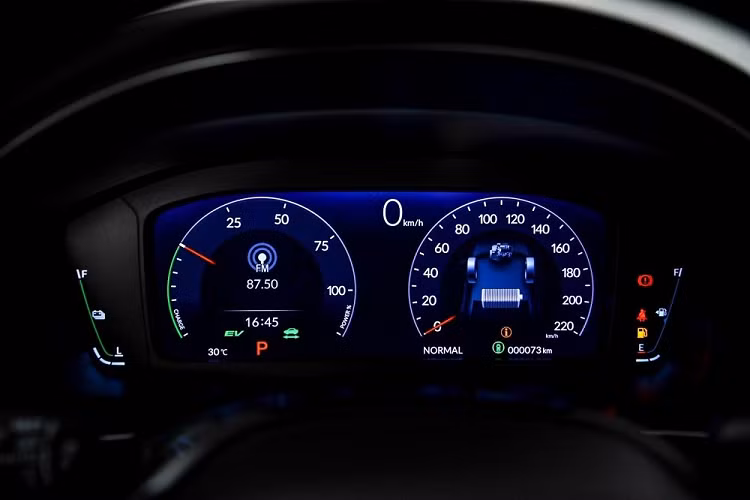 Bên trong Honda Civic e:HEV 2022 là không gian nội thất màu đen hoặc be, tùy theo màu sơn ngoại thất. Ở bản RS, xe sẽ đi kèm ghế bọc da phối da lộn với chỉ khâu màu đỏ và bộ bàn đạp thể thao. Thêm vào đó là vô lăng bọc da chỉnh 4 hướng, nút bấm khởi động máy, tính năng mở cửa không cần chìa khóa, khởi động máy từ xa, khóa thông minh dạng thẻ, điều hòa tự động 2 vùng độc lập, cửa gió điều hòa cho hàng ghế sau, ghế lái chỉnh điện 8 hướng, ghế phụ lái chỉnh điện 4 hướng, ghế sau gập 60:40, gương chiếu hậu chống chói, sạc điện thoại thông minh không dây, phanh tay điện tử và tính năng tự động giữ phanh tạm thời.