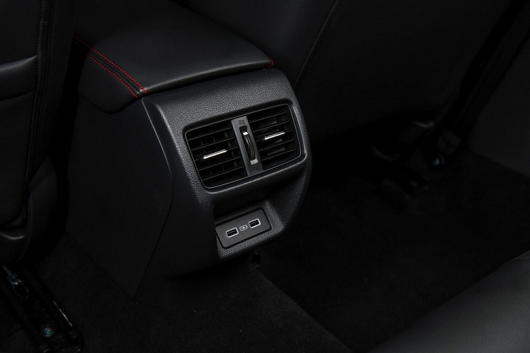 Tương tự phiên bản máy xăng 1.5L, Honda Civic e:HEV 2022 tại Thái Lan cũng có gói công nghệ an toàn Honda Sensing tiêu chuẩn. Gói này bao gồm đèn pha tự động, cảnh báo chệch làn đường, giảm thiểu chệch làn đường, hỗ trợ giữ làn đường, cảnh báo va chạm với ô tô/người đi bộ đi kèm hệ thống hỗ trợ phanh CMBS, hệ thống kiểm soát hành trình thích ứng với dải tốc độ thấp và cảnh báo khi phương tiện phía trước di chuyển.