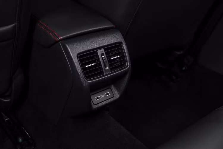 Tương tự phiên bản máy xăng 1.5L, Honda Civic e:HEV 2022 tại Thái Lan cũng có gói công nghệ an toàn Honda Sensing tiêu chuẩn. Gói này bao gồm đèn pha tự động, cảnh báo chệch làn đường, giảm thiểu chệch làn đường, hỗ trợ giữ làn đường, cảnh báo va chạm với ô tô/người đi bộ đi kèm hệ thống hỗ trợ phanh CMBS, hệ thống kiểm soát hành trình thích ứng với dải tốc độ thấp và cảnh báo khi phương tiện phía trước di chuyển.