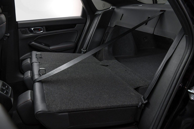 Ngoài ra, Honda Civic e:HEV 2022 tại Thái Lan còn đi kèm 6 túi khí, hệ thống chống bó cứng phanh ABS, phân bổ lực phanh điện tử EBD, cân bằng điện tử khi ôm cua, hỗ trợ khởi hành ngang dốc, camera cập lề Honda LaneWatch, cảnh báo mất tập trung cho người lái và camera lùi đa góc.