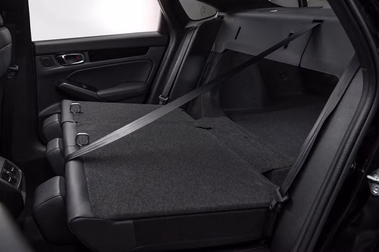 Ngoài ra, Honda Civic e:HEV 2022 tại Thái Lan còn đi kèm 6 túi khí, hệ thống chống bó cứng phanh ABS, phân bổ lực phanh điện tử EBD, cân bằng điện tử khi ôm cua, hỗ trợ khởi hành ngang dốc, camera cập lề Honda LaneWatch, cảnh báo mất tập trung cho người lái và camera lùi đa góc.