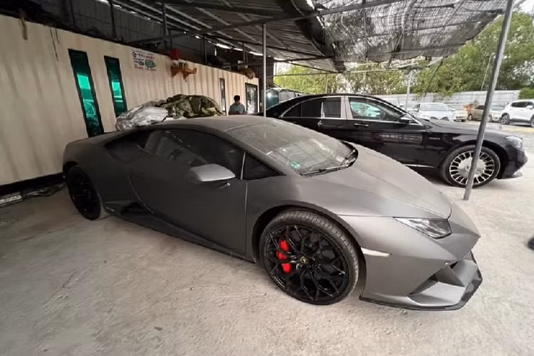 Chiếc xe Lamborghini Huracan EVO duy nhất tại dải đất hình chữ S này sở hữu cho riêng mình mang màu xám và sau nhiều ngày "đắp bạt" ở 1 bãi xe khiến ngoại thất bám bụi dày đặc. 