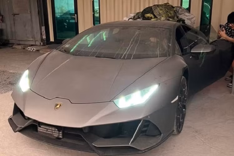 Gần đây, trên mạng xã hội lan truyền hình ảnh xe Lamborghini Huracan EVO độc nhất Việt Nam đã khiến không ít người yêu xe xót xa do ngoại thất bám đầy bụi bặm.