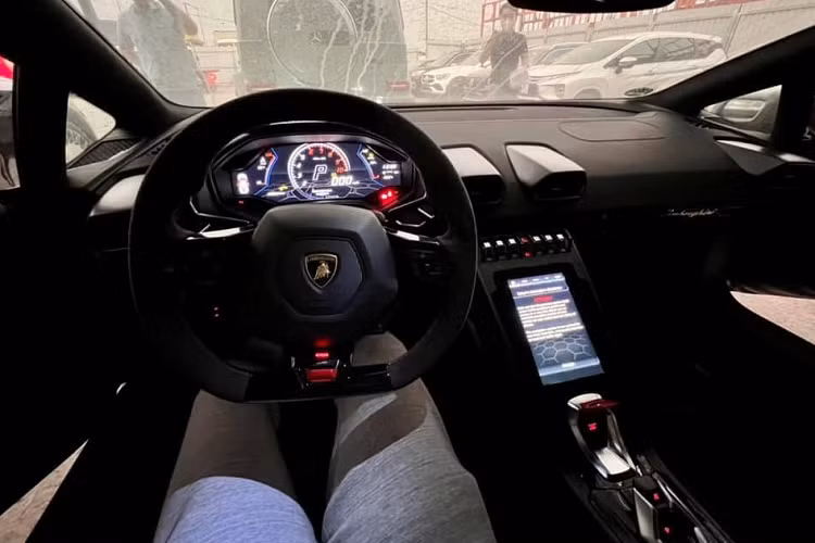 Giá xe Lamborghini Huracan EVO tại Việt Nam không được các công ty nhập khẩu tư nhân chia sẻ nhưng theo dự đoán khoảng 24 tỷ đồng, dòng xe Lamborghini Huracan EVO có giá tại nước ngoài trên 6 tỷ đồng.